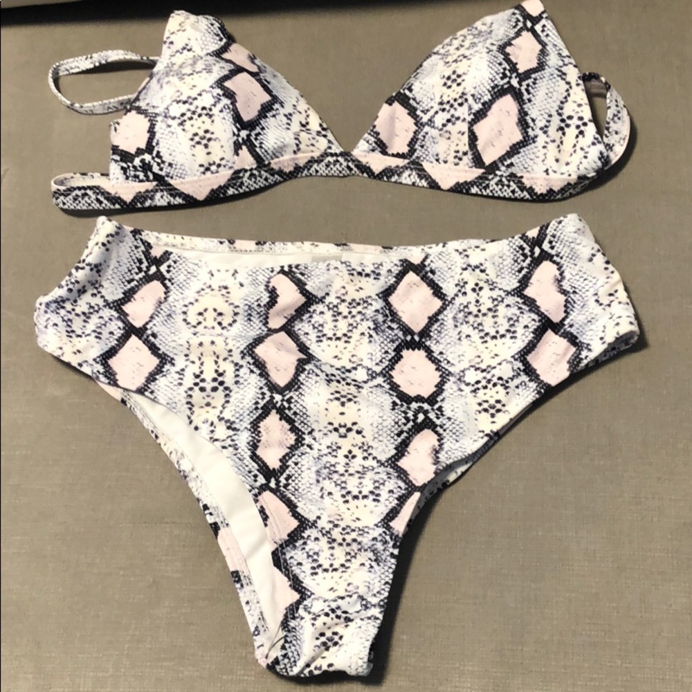 ⭐️⭐️LAST ONE!! Bikini ⭐️⭐️ - Picture 3 of 5